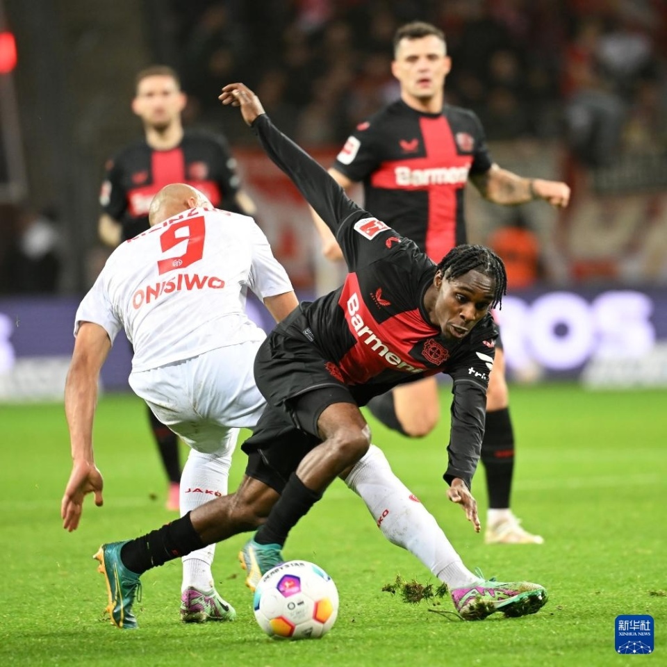 熊猫体育app-勒沃库森训练开放日，今晚调整名单引欢呼，德甲在即，训练强度明显提升