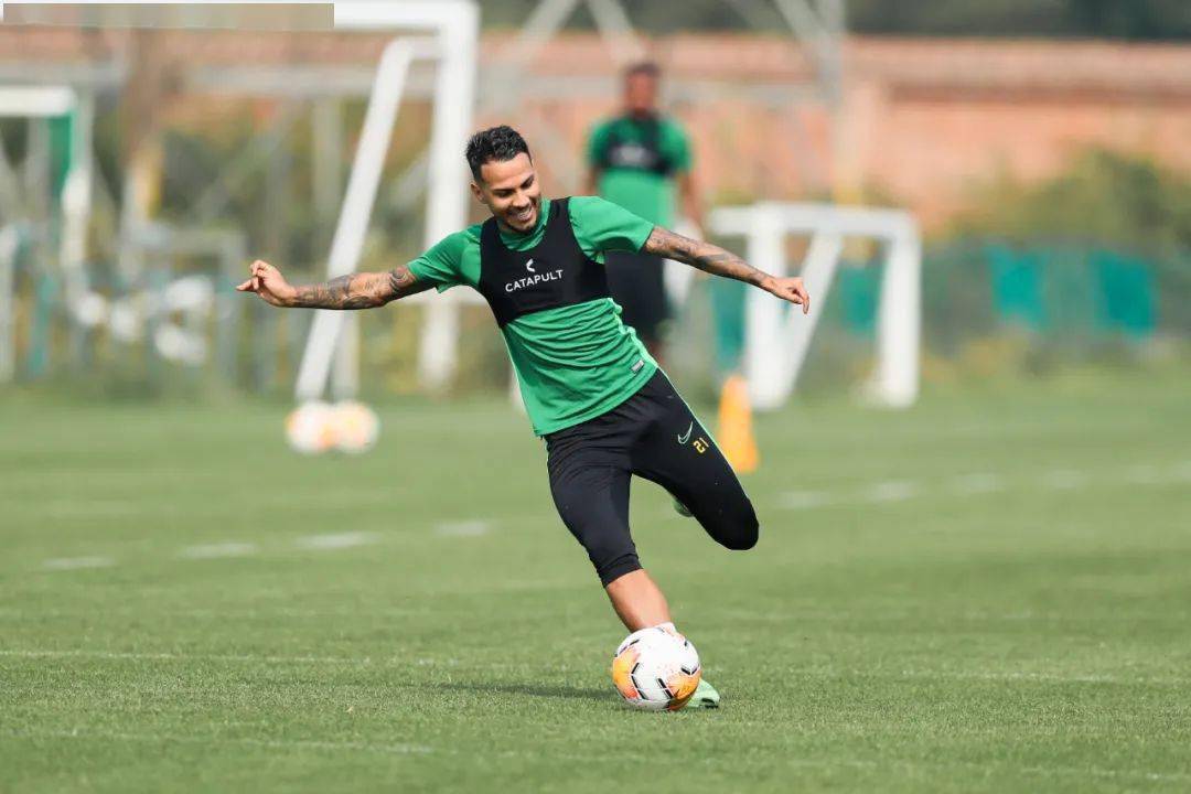 熊猫体育-集结日体能课后，金州勇士门线救险备战社区盾，压力陡增，高层口径保持一致