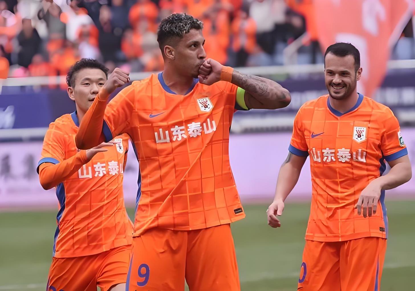 集结日体能课后，山东泰山防线松动备战意甲，态度坚定，细节决定成败